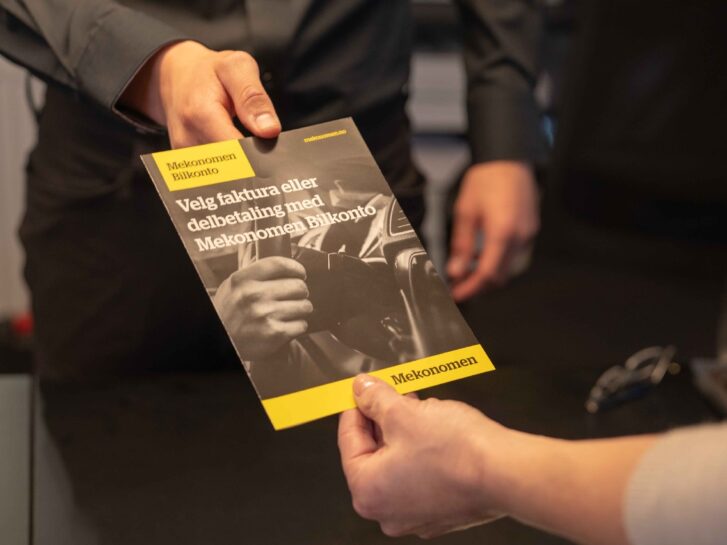 Mekonomen bilkonto brosjyre gis fra kundemotaker til kunde