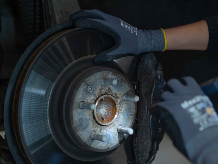 Mekaniker sjekker bremseskive på bilen