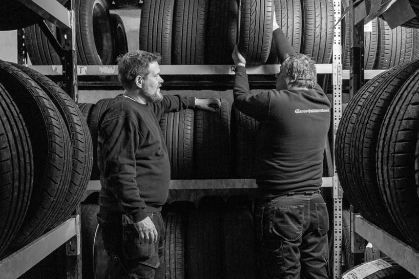 Sort/hvitt bilde av to mekanikere på et dekkhotell