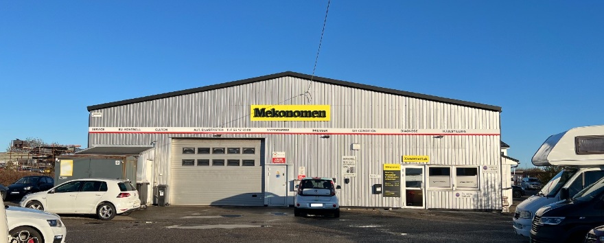 Gavlveggen til Mekonomen Bilverksted Ågotnes i strålende sol