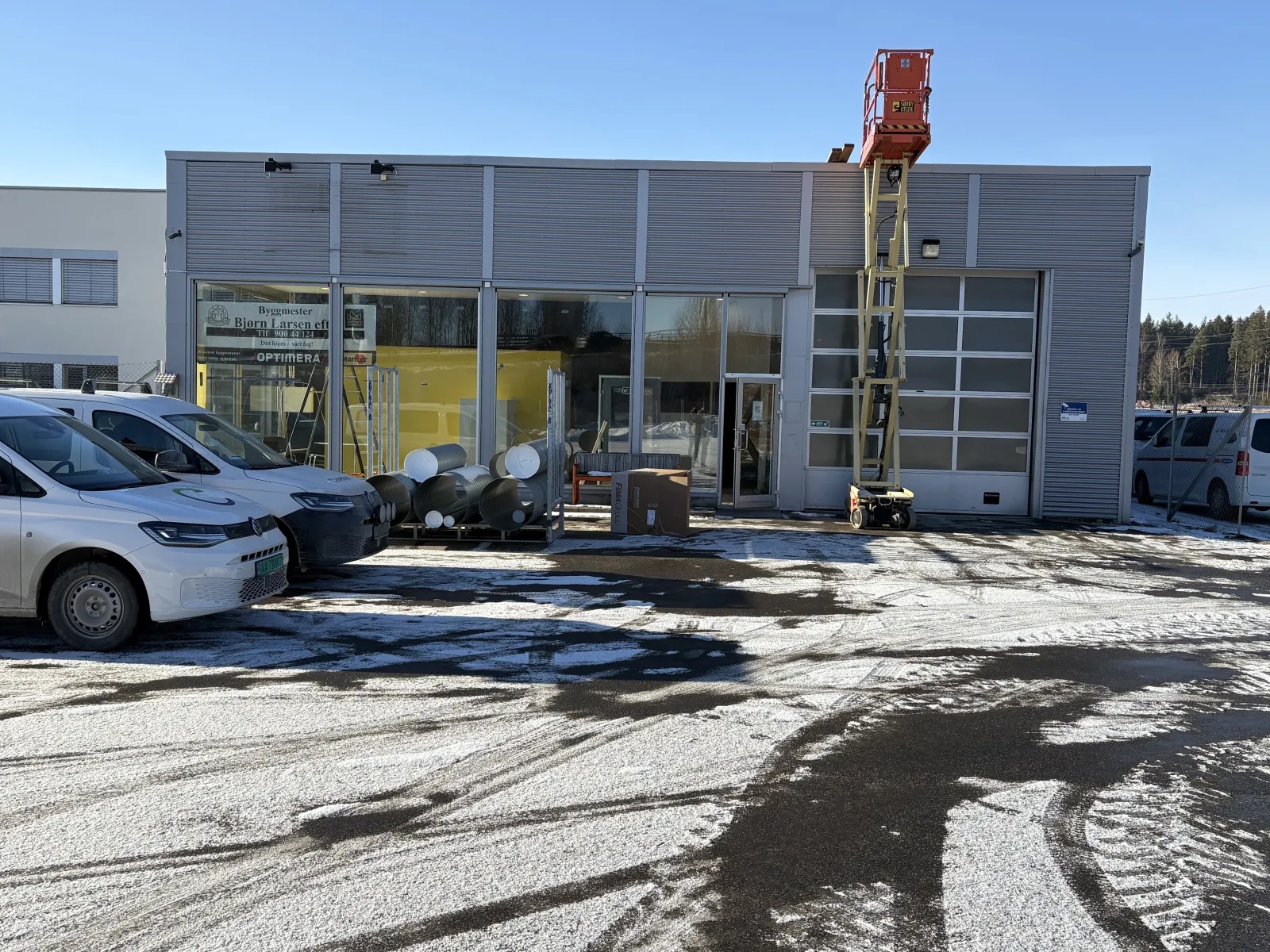Utvendig i de nye lokalene til Mekonomen Bilverksted Halden