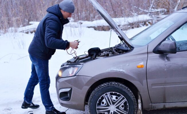 Bilen starter ikke i vinterkunda og mann må sette på startkabler
