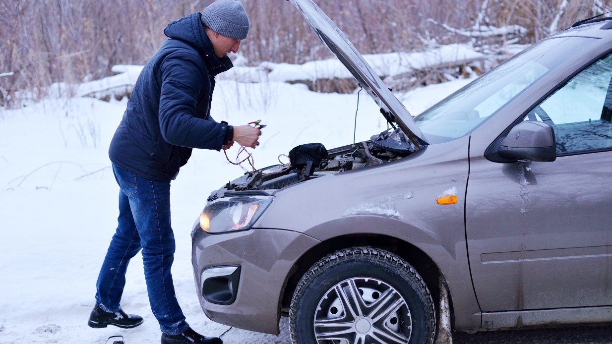 Bilen starter ikke i vinterkunda og mann må sette på startkabler